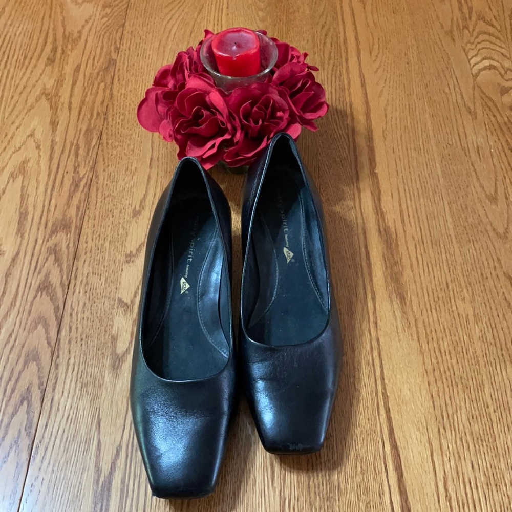 Black Easy Spirit 1 1/2” Pumps